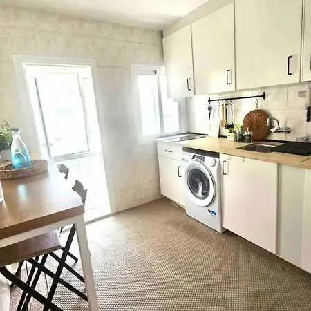 Apartment 2 Bedroom With Balcony In Centre