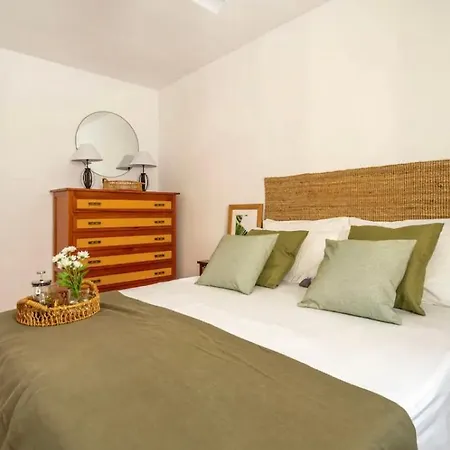 2 Bedroom With Balcony In Centre