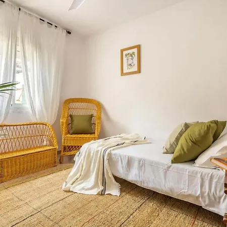 2 Bedroom With Balcony In Centre Apartment